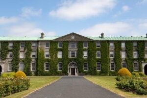 Your Ultimate Guide to ONCAMPUS Scholarships & Study Abroad Funding in 2025/2026